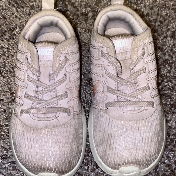 GIRLS NIKE SHOES - Picture 5 of 5